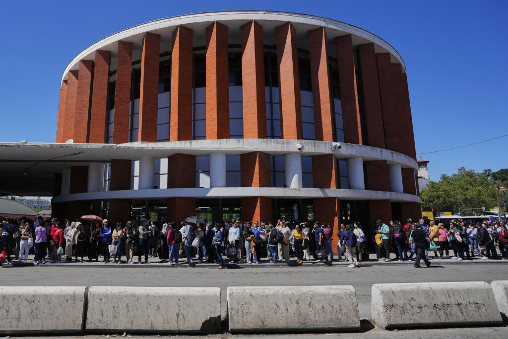 AZ14 Madrid - Cestujúci čakajú pred železničnou stanicou počas celonárodného výpadku elektrickej energie v Madride v pondelok 28. apríla 2025. FOTO TASR/AP


Passengers wait outside Atocha train station during a nationwide power outage in Madrid, Monday, April 28, 2025. (AP Photo/Manu Fernandez)