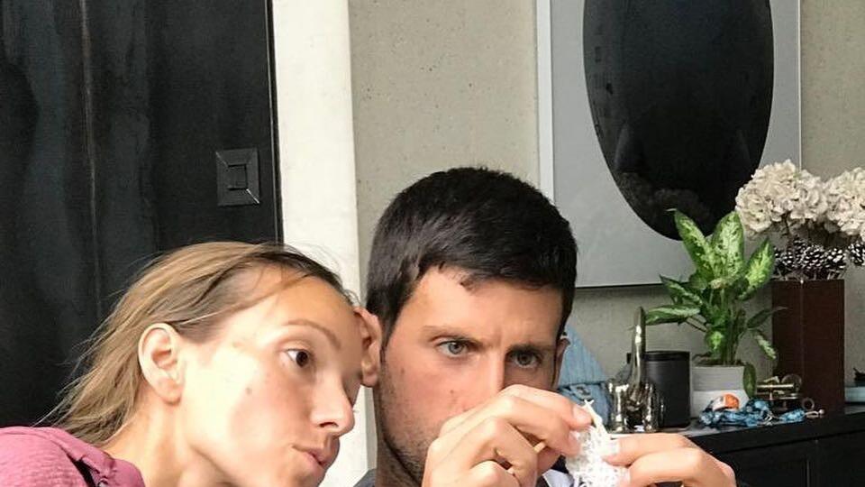 Djokovič so svojou manželkou počas stredajšieho upršaného dňa. Tenisovú raketu vymenil za štrikovanie!