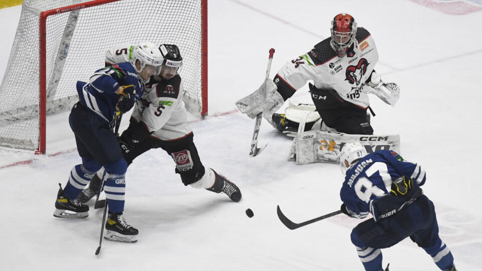 Na snímke vpravo Juraj Majdan strieľa druhý gól (Spišská Nová Ves) v šiestom zápase štvrťfinále play off hokejovej Tipos extraligy medzi HK GROTTO Spišská Nová Ves - HC '05 Banská Bystrica 25. marca 2023 v Spišskej Novej Vsi. FOTO TASR – František Iván