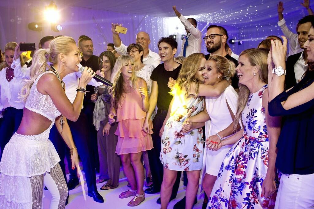 Na svadbe vystúpili exkluzívni hostia. Skupina Elán a prekvapenie večera pre Dominiku jej obľúbená speváčka Dara Rolins.