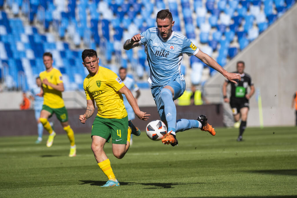 Na snímke zľava Samuel Kopásek (Žilina) a Jaromír Zmrhal (Slovan) počas zápasu záverečného 10. kola skupiny o titul futbalovej Fortuna ligy ŠK Slovan Bratislava - MŠK Žilina v Bratislave 21. mája 2022. FOTO TASR - Jaroslav Novák