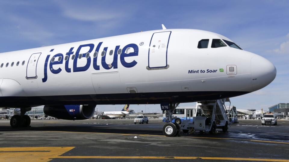 KK11 archív New York - Na archívnej snímke zo 16. marca 2017 lietadlo leteckej spoločnosti JetBlue na medzinárodnom letisku v New Yorku. Americká letecká spoločnosť JetBlue Airways sa pokúša o nepriateľské prevzatie Spirit Airlines. V pondelok 16. mája 2022 vyzvala akcionárov Spiritu, aby odmietli navrhovanú akvizíciu s Frontier Airlines za 2,9 miliardy USD (2,79 miliardy eur). FOTO TASR/AP
FILE - A JetBlue airplane is shown at John F. Kennedy International Airport in New York, March 16, 2017.