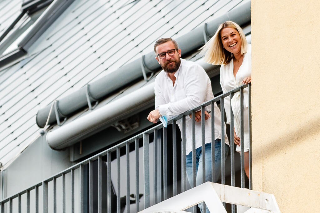 Na snímke Dominika Cibulková a Michal Navara na terase Privatklinik Döbling vo Viedni, pôrodnice, v ktorej Dominika priviedla na svet prvorodeného syna Jakuba.