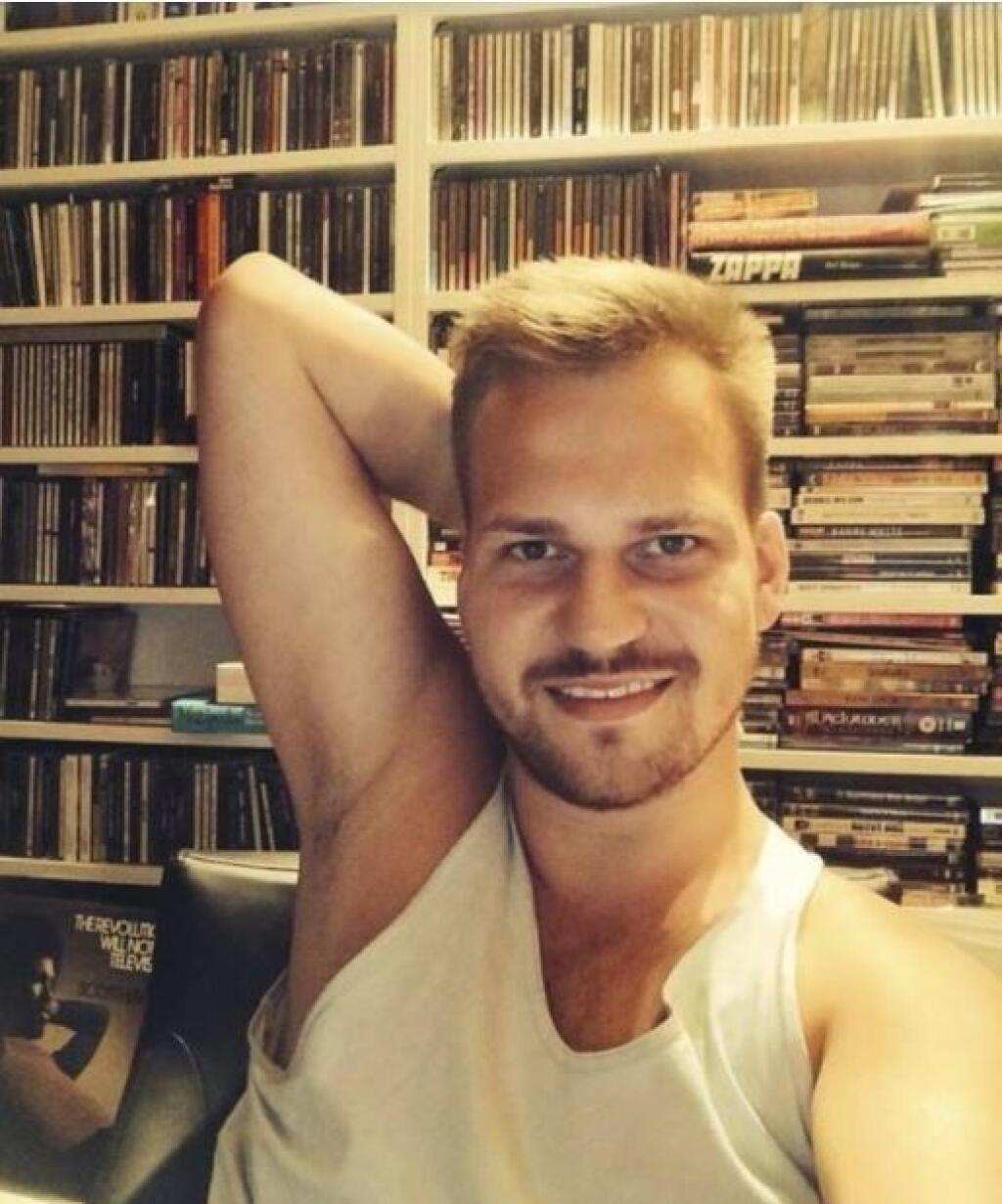Martin Chodúr muzicíruje na každom poschodí svojho domu v Beskydoch, plného hudobných nástrojov umeleckých diel.