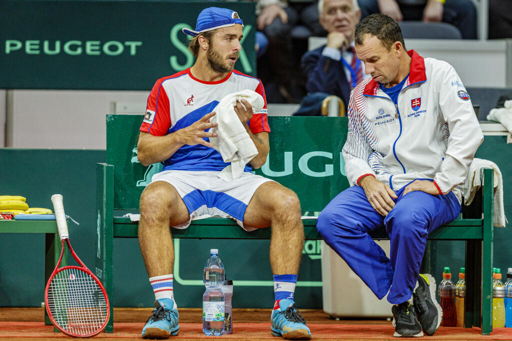 Na snímke Andrej Martin a Dominik Hrbatý počas druhého zápasu kvalifikačného duelu o postup na finálový turnaj Davisovho pohára Slovensko - Česko.