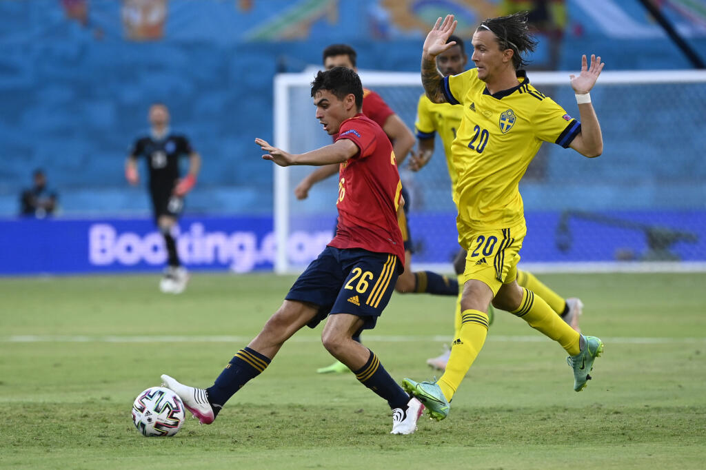 EBE 38 Sevilla - Na snímke vľavo hráč Španielska Pedri a hráč Švédska Kristoffer Olsson v zápase E-skupiny na majstrovstvách Európy vo futbale Španielsko - Švédsko v španielskej Seville 14. júna 2021. FOTO TASR/AP
Spain's Pedri, left, challenges for the ball with Sweden's Kristoffer Olsson during the Euro 2020 soccer championship group E match between Spain and Sweden at La Cartuja stadium in Seville, Monday, June 14, 2021. (AP Photo/Pierre Philippe Marcou, Pool)