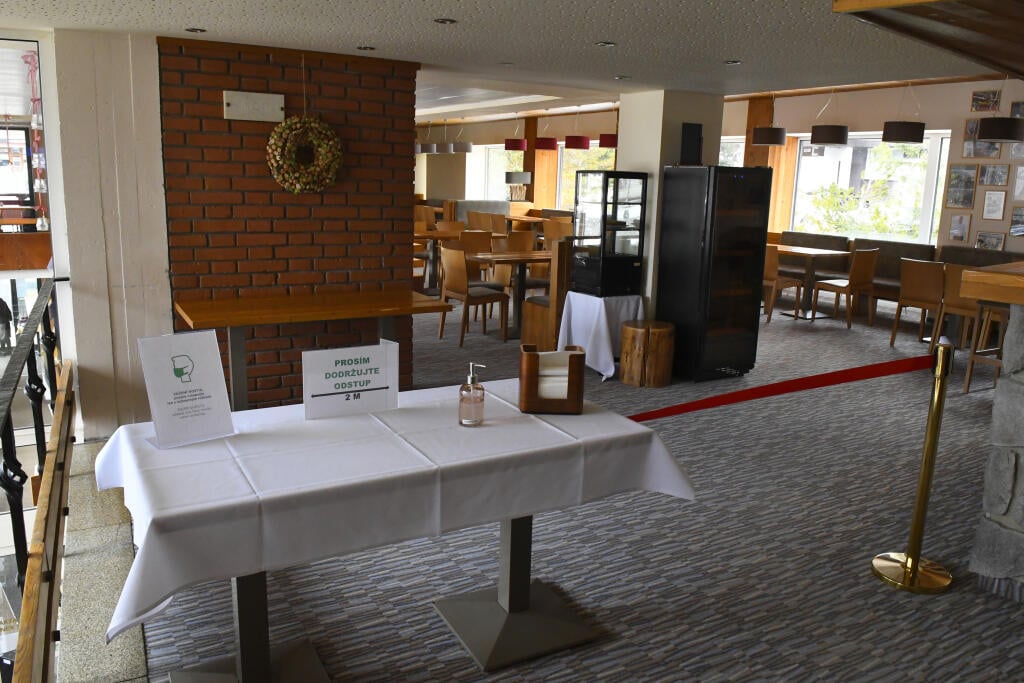 V Hoteli FIS na Štrbskom Plese konečne mohli po lockdowne privítať prvých hostí. Poslední ubytovaní hostia odišli ešte 4. januára. Do 21. apríla 2021 bol hotel pre verejnosť zatvorený v dôsledku koronavírusovej pandémie. Hotel v súčasnosti funguje v prísnom protipandemickom obmedzenom režime. Reštaurácia je zatvorená, hostia môžu konzumovať iba na hotelovej izbe. Verejnosť mimo priestorov hotela si môže kúpiť stravu cez výdajné okienko. Wellness a fitness služby momentálne neposkytujú, hostia al