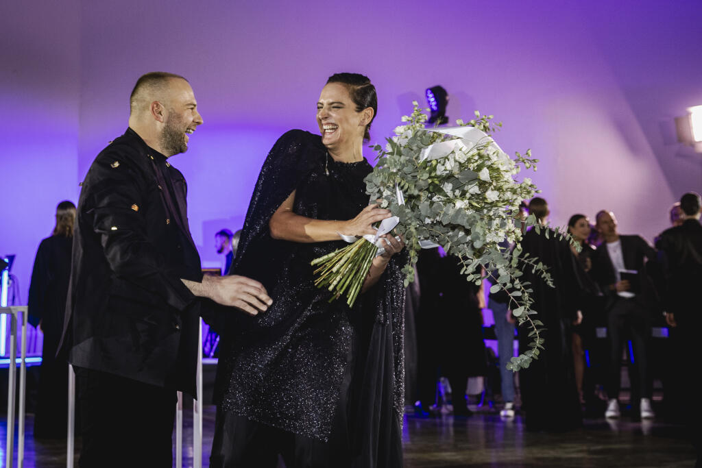 Na snímke Marcel Holubec a Jana Kirschner počas módnej prehliadky Marcela Holubca W s názvom MHW Charactere 2022.