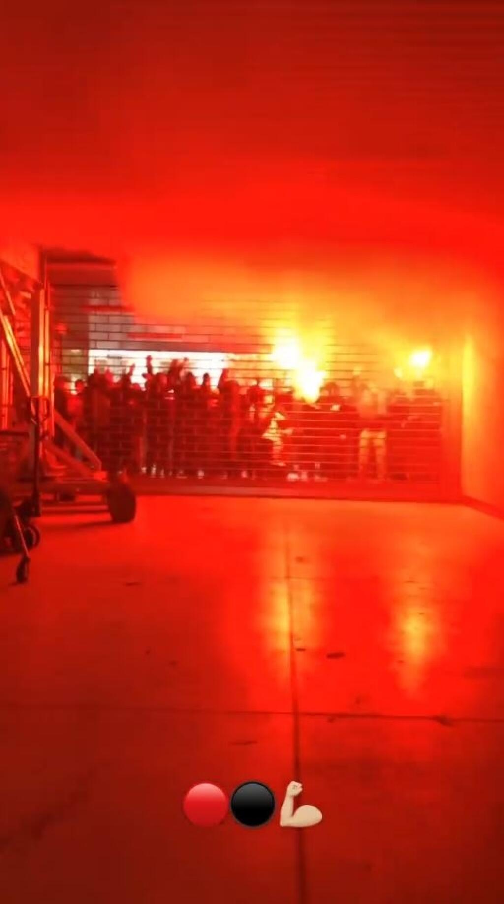 Hoci fanúšikovia sa na tribúny nedostali, ani to nebránilo im a hráčom v pozápasovej ďakovačke.