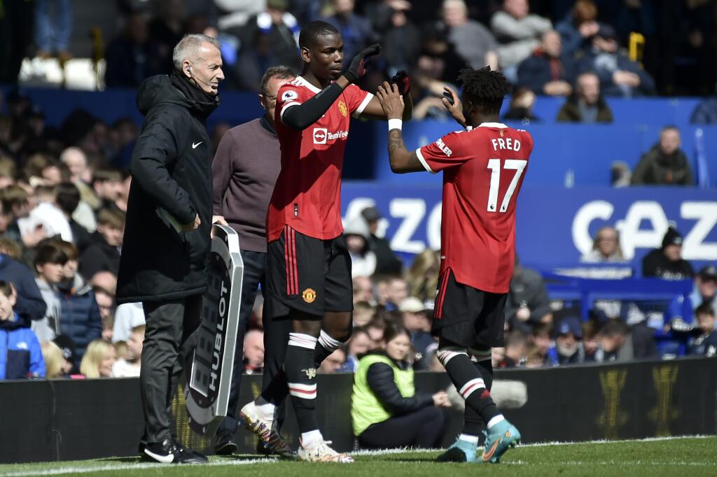 Futbalista Manchestru United Paul Pogba (uprostred) strieda svojho spoluhráča Freda (vpravo) počas zápasu 32. kola anglickej Premier League FC Everton - Manchester United v Liverpoole v sobotu 9. apríla 2022.