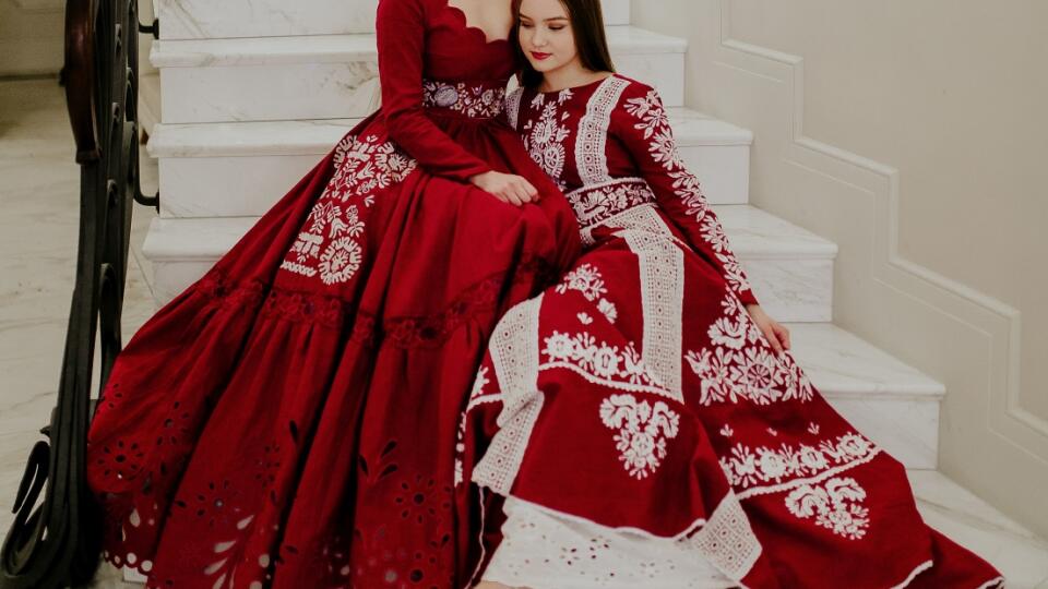 Ručne maľovaný folklórny vzor farbami na textil s 3D efektom. Ručne plisovaná sukňa je podšitá, nadvihnutá tylom. Strojovo vyšívaný ľudový motív na sukni od návrhárky Jaroslavy Wurll Kocanovej. Opasok je ručne vyšívaný a odopínateľný.
