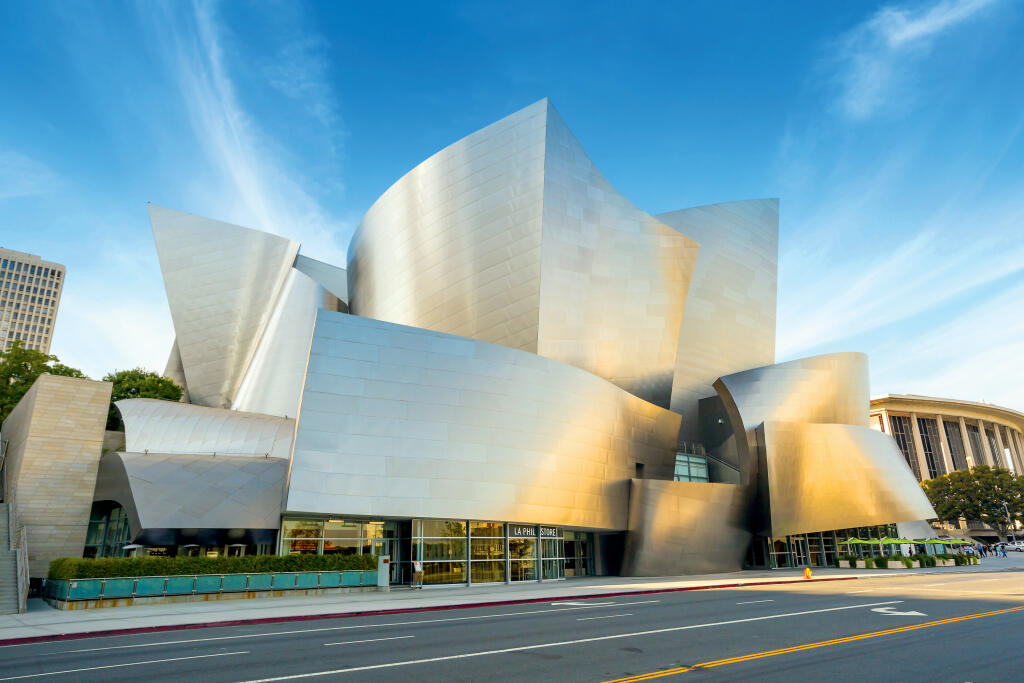 Walt Disney Concert Hall ­v Los Angeles projektoval legendárny Frank Gehry