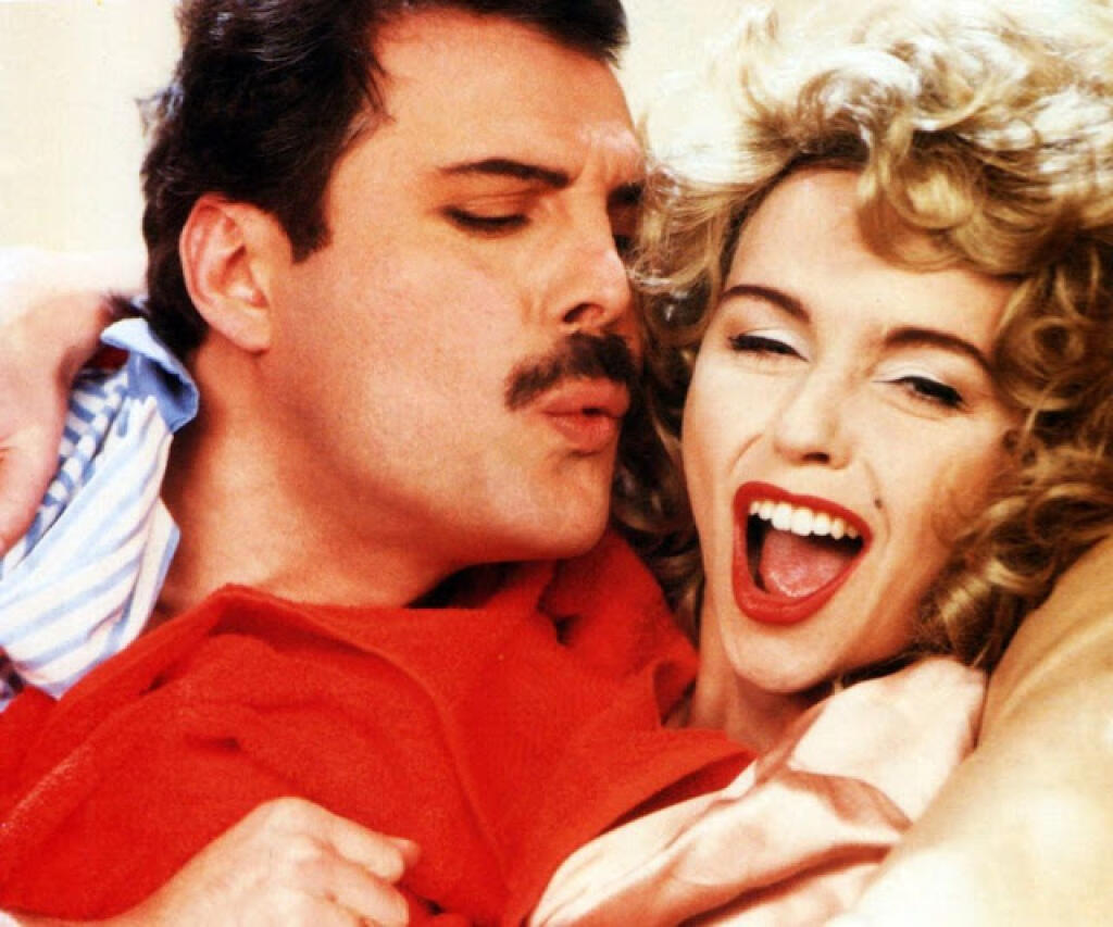 Spevák Queen Freddie Mercury a herečka Debbie Ash.