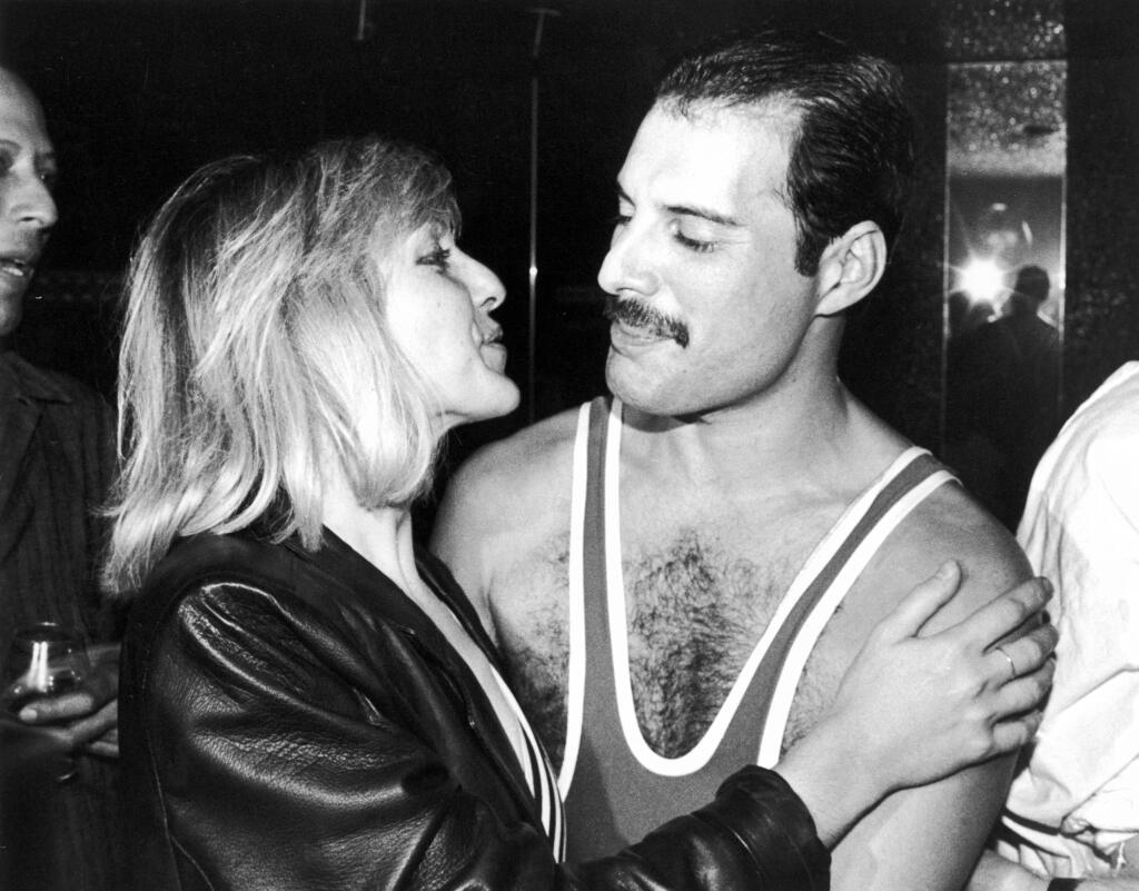 Freddie a jeho životná láska Mary, s ktorou sa rozišiel tesne pred svadbou. Vyznal sa jej totiž, že je gej.