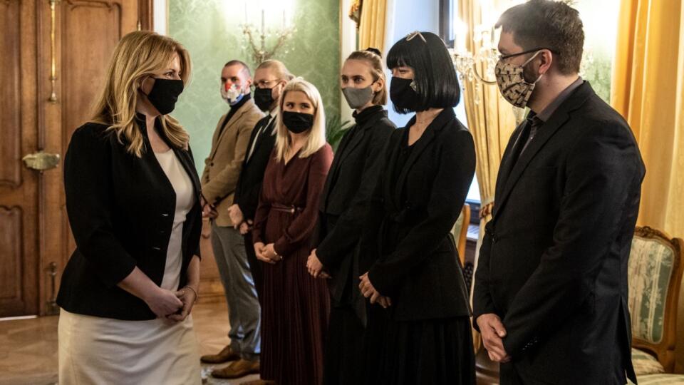 Na snímke sprava Jakub Filo, Zuzana Dutková, Natália Pažická, Marta Fandlová, Jakub Hrbáň, Michal Sabo a prezidentka SR Zuzana Čaputová počas prijatia zástupcov iniciatívy Klíma ťa potrebuje