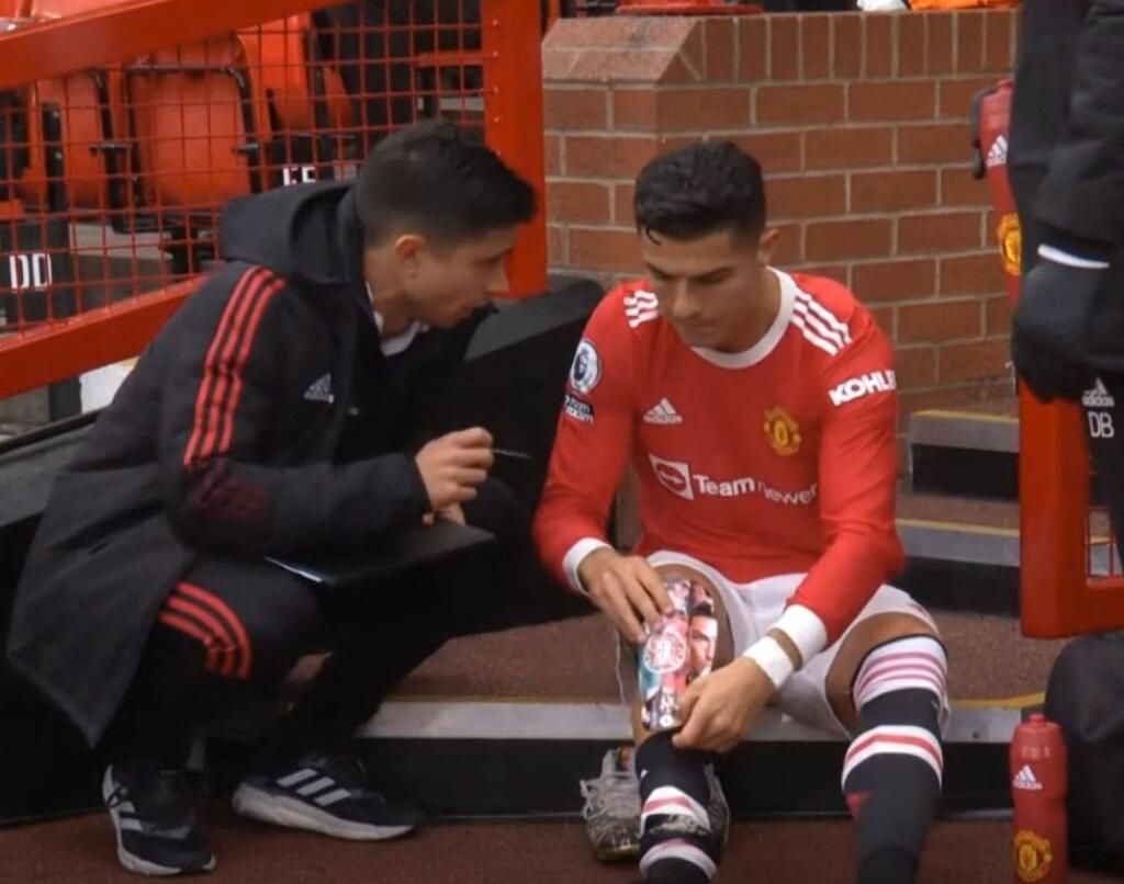 Cristiano Ronaldo má naozaj narcistické chrániče.