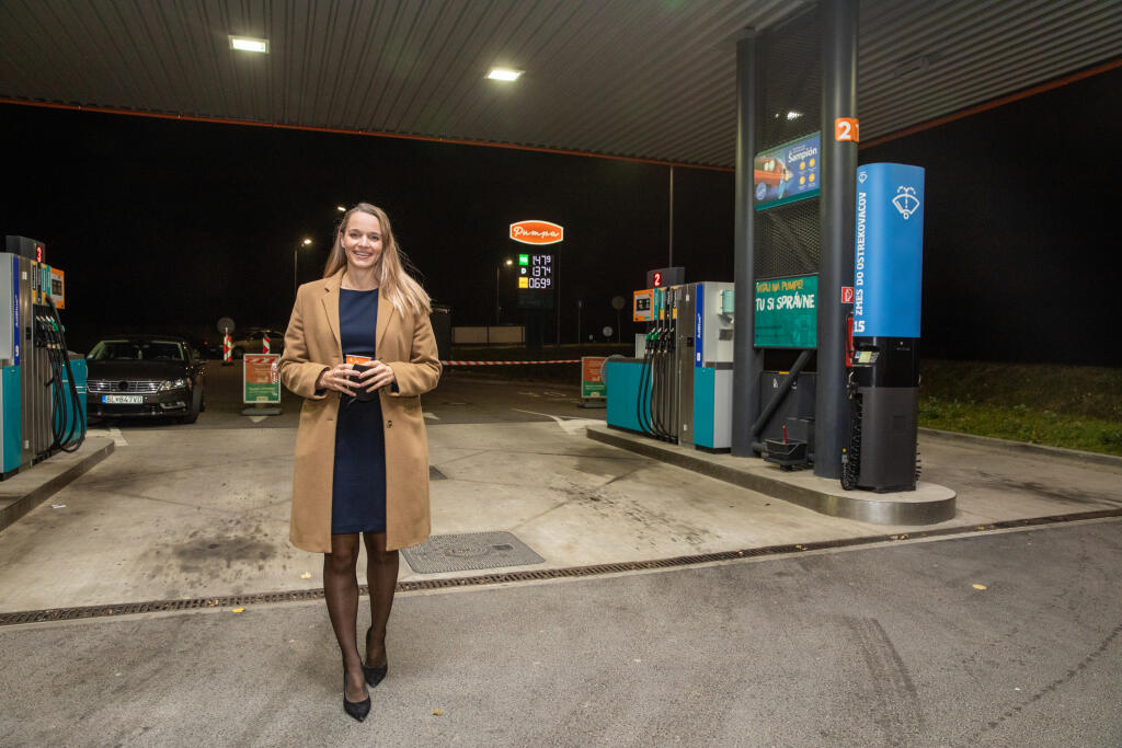 Na snímke je poslankyňa Národnej rady Slovenskej republiky Romana Tabák počas natáčania komediálneho seriálu Pumpa.