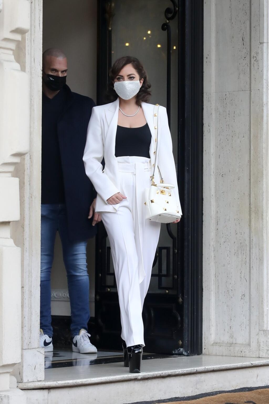 Lady Gaga bola v uliciach Ríma za elegantnú dámu.