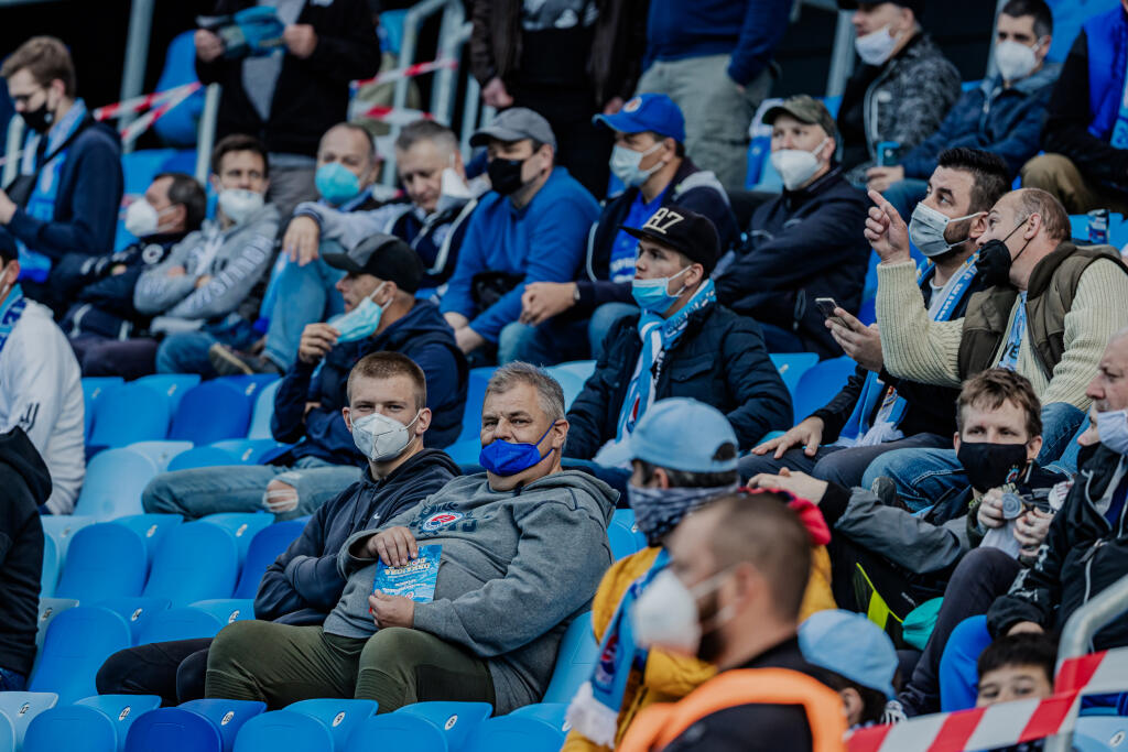 Na snímke fanúšikovia v hľadisku počas zápasu Fortuna ligy medzi ŠK Slovan Bratislava a AS Trenčín. Vďaka Covid automatu sa na zápase mohlo zúčastniť 500 fanúšikov.