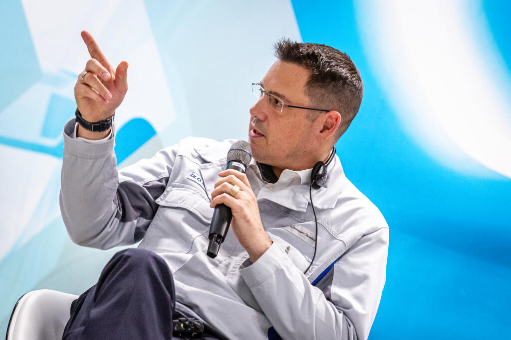 Na snímke hostia panelovej diskusie o výzvach elektromobility, ktorá sa konala vo fabrike Volkswagen Slovakia v bratislavskej Devínskej Novej Vsi. Moderátor: Martin Jesný (vpravo) Hostia (z ľava): Peter Ševce, doc. Ľuboš Magdolen, Dr. Oliver Grünberg, René Fusek.