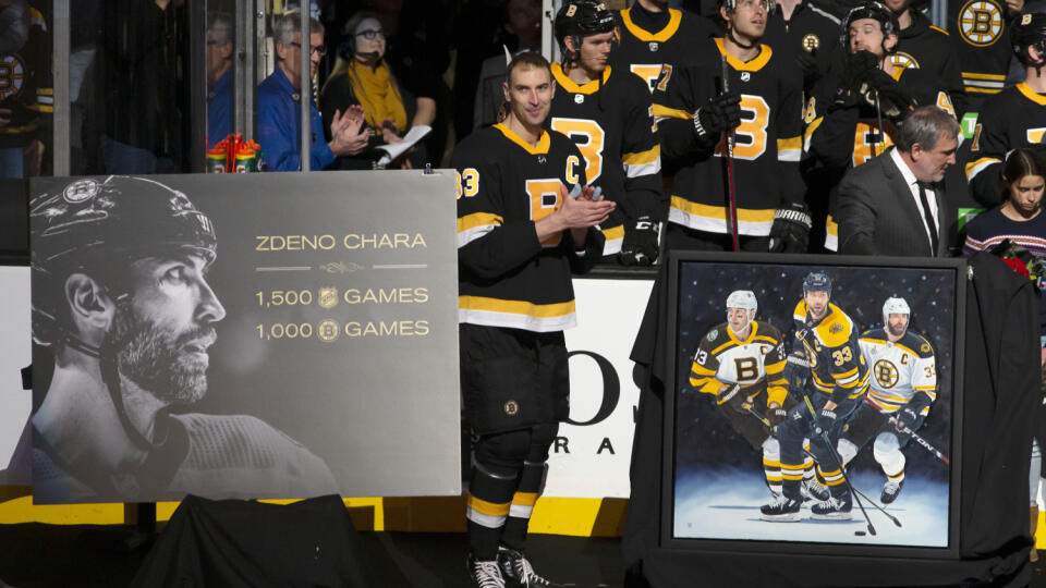 WA 1 Boston - Na snímke je kapitán Bostonu Bruins Zdeno Chára (uprostred), ktorého si pred súbojom zámorskej hokejovej NHL Bostonu s Arizonou uctili desaťminútovým slávnostným ceremoniálom pri príležitosti jeho jubilejného 1500. zápasu v NHL a 1000. zápasu v drese Bruins v Bostone 8. februára 2020. Cez video mu k míľnikom pogratulovali niektoré súčasné i bývalé hviezdy profiligy. FOTO TASR/AP
Boston Bruins' Zdeno Chara is honored before their NHL hockey game against the Arizona Coyotes for pl