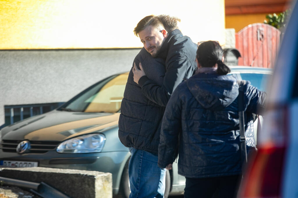 Už pár hodín po tragédii sa pri dome začali schádzať smutiaci, ktorí sa objímali a mali slzy na krajíčku.