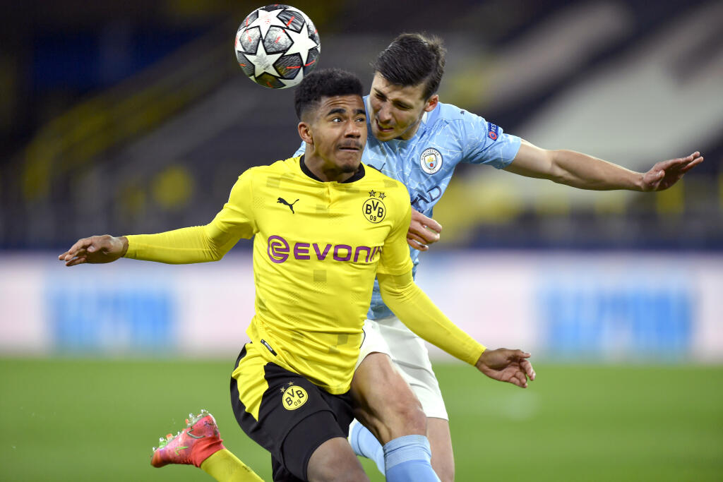 JB 31 Dortmund - Hráč Manchesteru City Ruben Dias (vpravo) v hlavičkovom súboji s Ansgarom Kanuffom z Dortmundu v zápase štvrťfinále Ligy majstrov Borussia Dortmund - Manchester City v Dortmunde 14. apríla 2021. FOTO TASR/AP
Manchester City's Ruben Dias, right, challenges for the ball with Dortmund's Ansgar Kanuff during the Champions League quarterfinal second leg soccer match between Borussia Dortmund and Manchester City at the Signal Iduna Park stadium in Dortmund, Germany, Wednesday, April