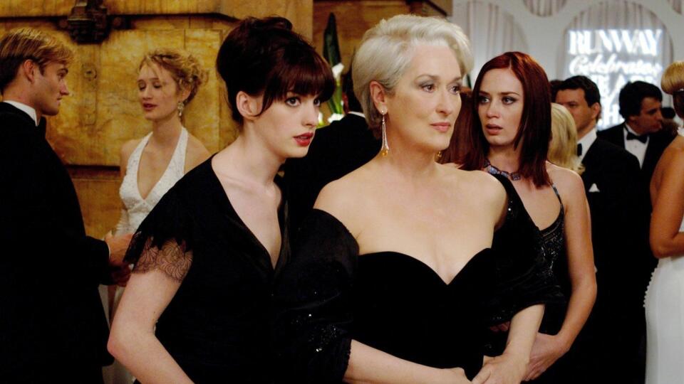 Anne Hathaway, Meryl Streep a Emily Blunt vo filme Diabol nosí Pradu.