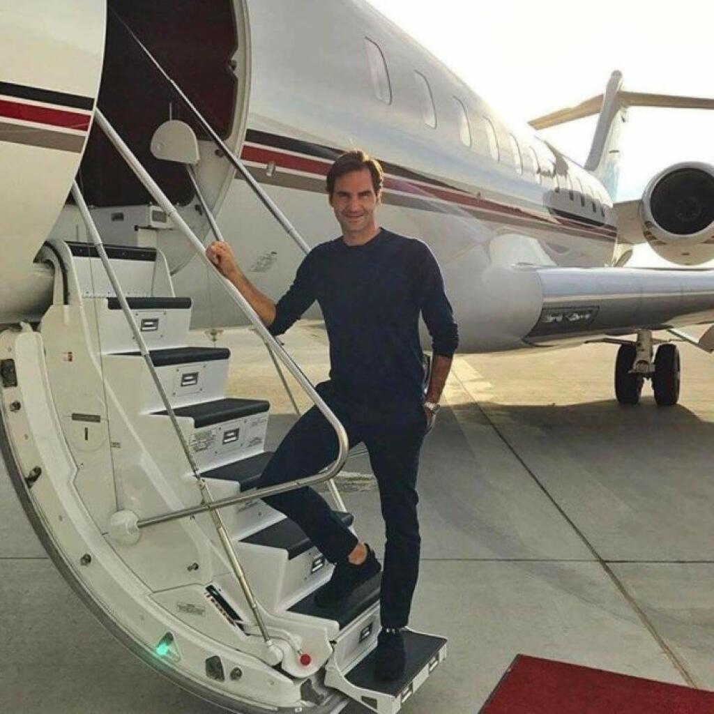 Lietadlo – Federerov súkromný tryskáš spravuje spoločnosť NetJets. Premiestňuje sa v ňom z turnaj ana turnaj už niekoľko rokov. Súkromné lietadlo má aj preto, aby sa mu ľahšie cestovalo s rodinou, ktorá ho sprevádza na väčšine turnajov po celom svete.