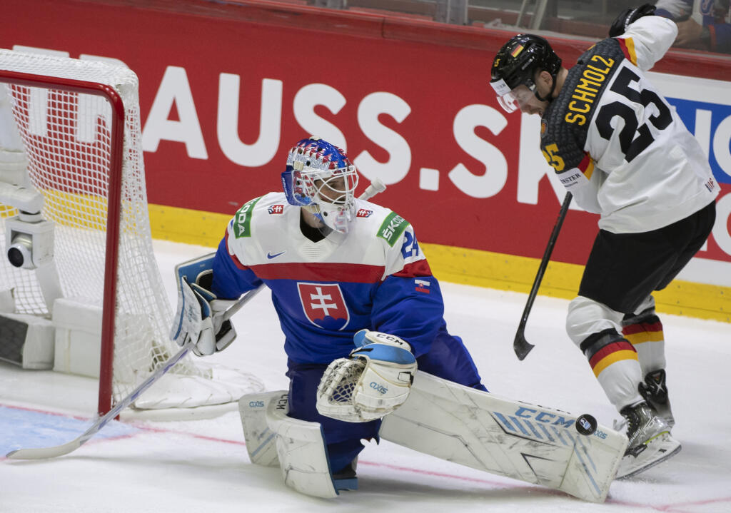 Na snímke zľava slovenský brankár Patrik Rybár a nemecký hokejista Daniel Schmolz počas zápasu v základnej A - skupine Slovensko - Nemecko na 85. majstrovstvách sveta v ľadovom hokeji v Helsinkách v sobotu 14. mája 2022.