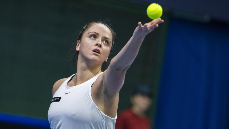 Na archívnej snímke Slovenka Viktória Hrunčáková počas zápasu kvalifikácie na finálový turnaj Pohára Billie-Jean Kingovej proti Talianke Martine Trevisanovej Slovensko - Taliansko v Bratislave 14. apríla 2023. FOTO TASR - Jaroslav Novák