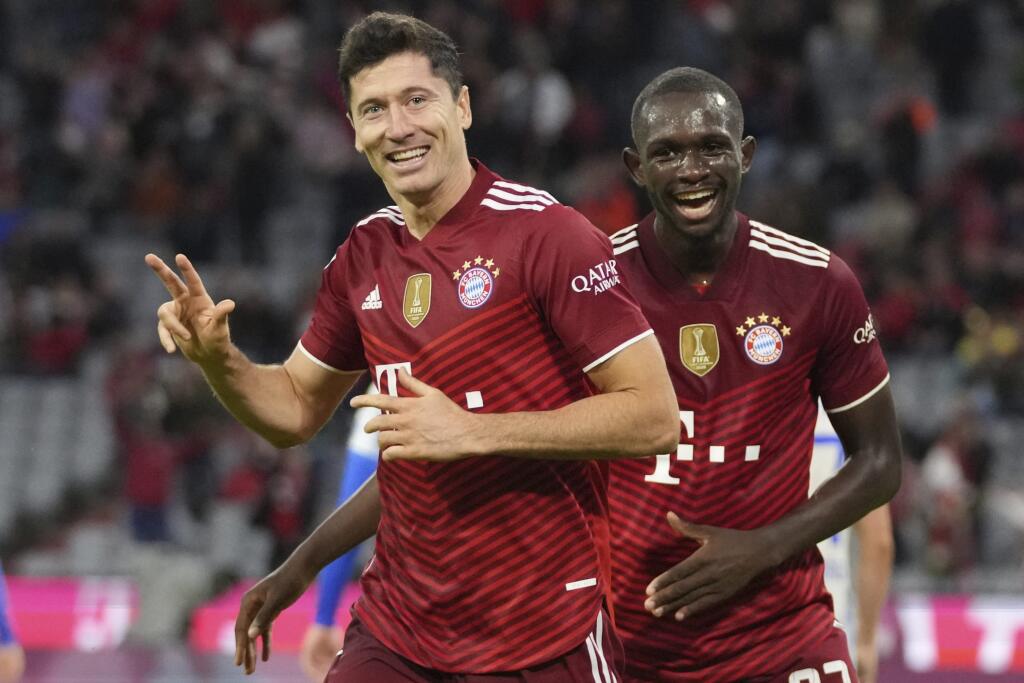 WA 14 Mníchov - Futbalista Bayernu Mníchov Robert Lewandowski (vľavo) sa teší po strelení hetriku v zápase 3. kola nemeckej Bundesligy Bayern Mníchov - Hertha Berlín v Mníchove v sobotu 28. augusta 2021. FOTO TASR/AP
Bayern's Robert Lewandowski, center left, celebrates after scoring his side's fifth goal during the German Bundesliga soccer match between Bayern Munich and Hertha Berlin at the Allianz Arena stadium in Munich, Germany, Saturday, Aug. 28, 2021. (AP Photo/Matthias Schrader)