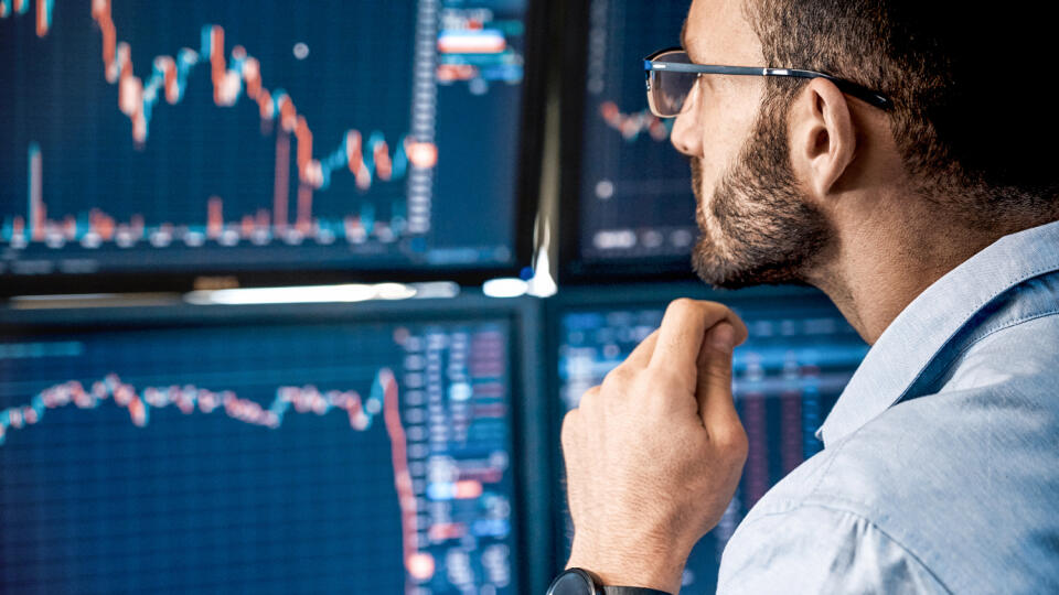 Bearded,Man,Trader,Wearing,Eyeglasses,Sitting,At,Desk,At,Office,investovanie