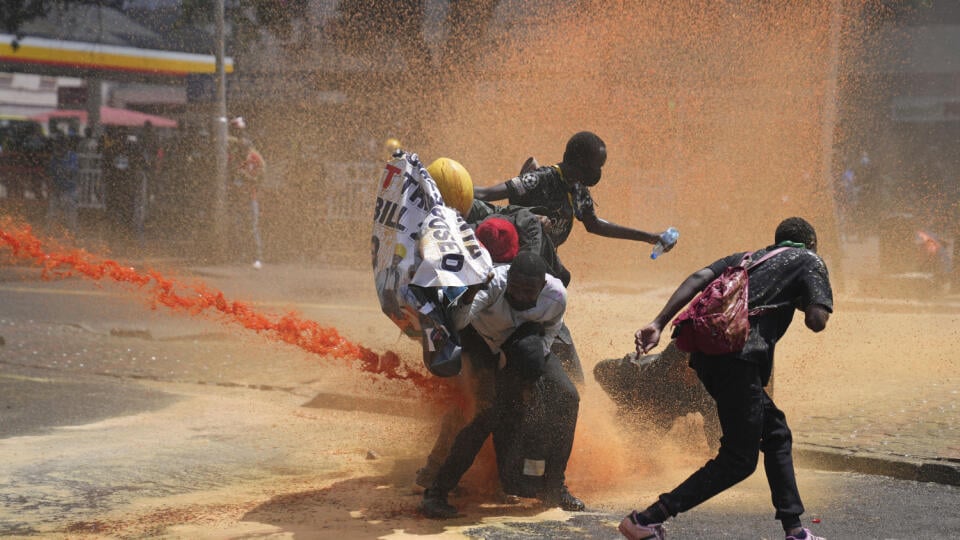 WA 12 Nairobi - Demonštranti utekajú pred vodným delom, ktoré používa polícia počas protestu proti zavedeniu nových daní v centre Nairobi v utorok 25. júna 2024. FOTO TASR/AP 

Protesters scatter as Kenya police spray water canon at them during a protest over proposed tax hikes in a finance bill in downtown Nairobi, Kenya Tuesday, June. 25, 2024. (AP Photo/Brian Inganga)