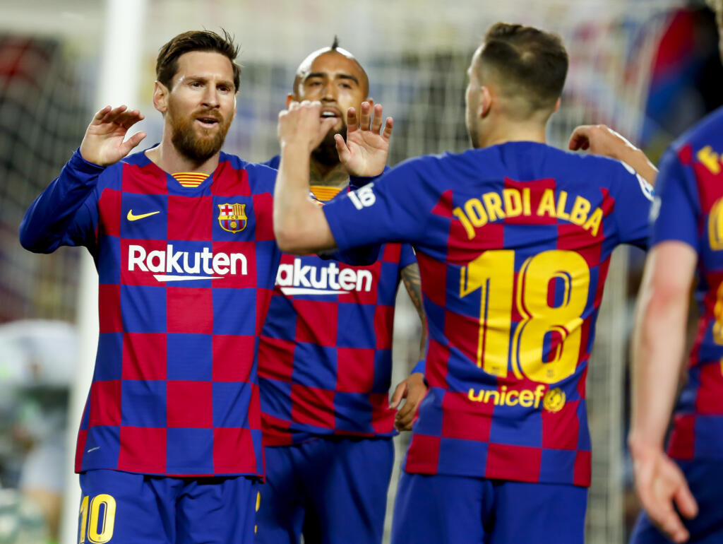 MIK 6 Barcelona - Hráči Barcelony Jordi Alba (vpravo) a Lionel Messi (vľavo) oslavujú gól, ktorý bol vďaka systému VAR neskôr zamietnutý počas zápasu španielskej futbalovej ligy Barcelona - Real Sociedad na štadióne Camp Nou v Barcelone 7. marca 2020. FOTO TASR/AP
Barcelona's Jordi Alba, right, celebrates with Barcelona's Lionel Messi before the goal he scored was disallowed after a VAR decision during a Spanish La Liga soccer match between Barcelona and Real Sociedad at the Camp Nou stadium in