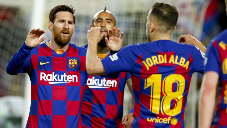 MIK 6 Barcelona - Hráči Barcelony Jordi Alba (vpravo) a Lionel Messi (vľavo) oslavujú gól, ktorý bol vďaka systému VAR neskôr zamietnutý počas zápasu španielskej futbalovej ligy Barcelona - Real Sociedad na štadióne Camp Nou v Barcelone 7. marca 2020. FOTO TASR/AP
Barcelona's Jordi Alba, right, celebrates with Barcelona's Lionel Messi before the goal he scored was disallowed after a VAR decision during a Spanish La Liga soccer match between Barcelona and Real Sociedad at the Camp Nou stadium in