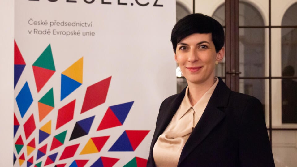 Mladí Česi sa o Slovensko zaujímajú menej, než by si želala predsedníčka Poslaneckej snemovne Parlamentu (PSP) ČR Markéta Pekarová Adamová. Vzájomnému porozumeniu oboch národov by pomohlo aj viac vzdelávania o spoločnej histórii, povedala šéfka dolnej komory českého parlamentu spravodajkyni TASR v Prahe. Na snímke predsedníčka Poslaneckej snemovne Parlamentu (PSP) ČR Markéta Pekarová Adamová pózuje v priestoroch PSP ČR. Praha, 14. novembra 2022. FOTO TASR - Barbora Vizváryová