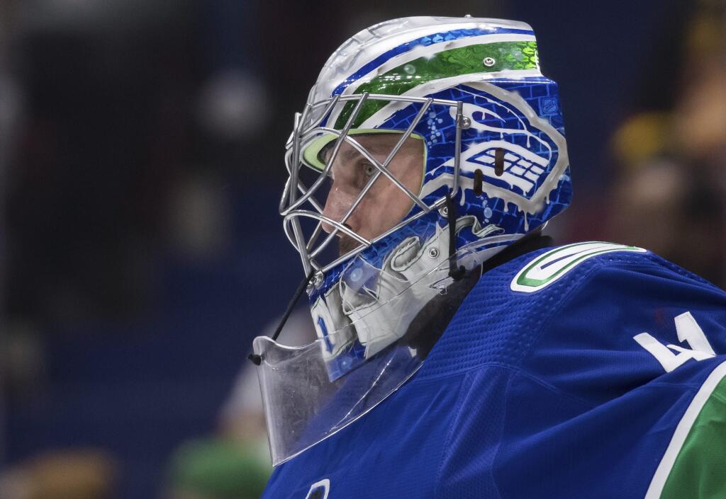 4. Jaroslav Halák – hokej, 2,83 milióna eur
Odchovanec ružinovského hokeja Jaroslav Halák pôsobí v aktuálnom ročníku NHL v drese kanadského Vancouveru, kde v lete podpísal ročný kontrakt. Ten mu vynesie 3 milióny dolárov (2,83 mil. eur). V lete sa čoskoro 37-ročný brankár stane opäť voľným hráčom a je otázne, či ostane aj naďalej v najlepšej hokejovej lige sveta.