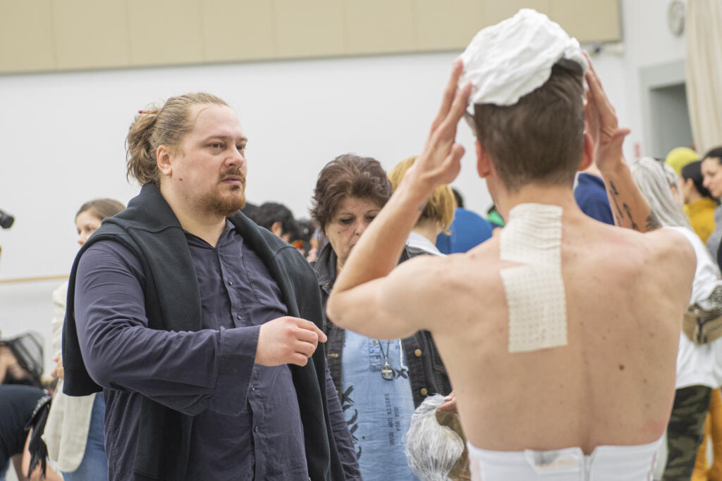 Na snímke módny návrhár a dizajnér Boris Hanečka počas kostýmovej skúšky projektu Fashion Ballet v priestoroch baletnej sály Slovenského národného divadla v Bratislave, 17. mája 2022. FOTO TASR - Michal Svítok