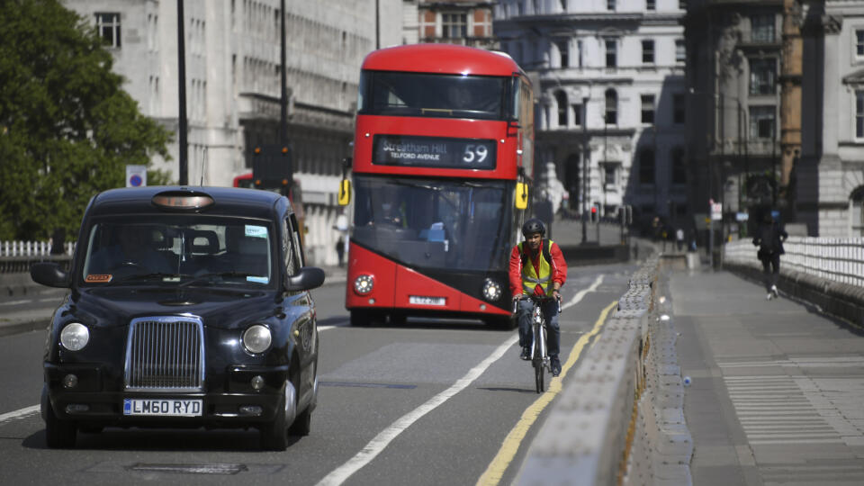 WA 27 Londýn - Cyklista jazdí po londýnskom moste Waterloo Bridge v pondelok 18. mája 2020. V centre britského hlavného mesta Londýn uzatvorili pre autá viaceré ulice, ktoré sprístupnili chodcom a cyklistom, vrátane mostov Waterloo Bridge a London Bridge. Ide o snahu odbremeniť verejnú dopravu, ktorú v dôsledku pandémie koronavírusu používa obmedzený počet pasažierov. FOTO TASR/AP
A cyclist rides his bike along Waterloo Bridge, in London, Monday, May 18, 2020. Large areas of London are to b
