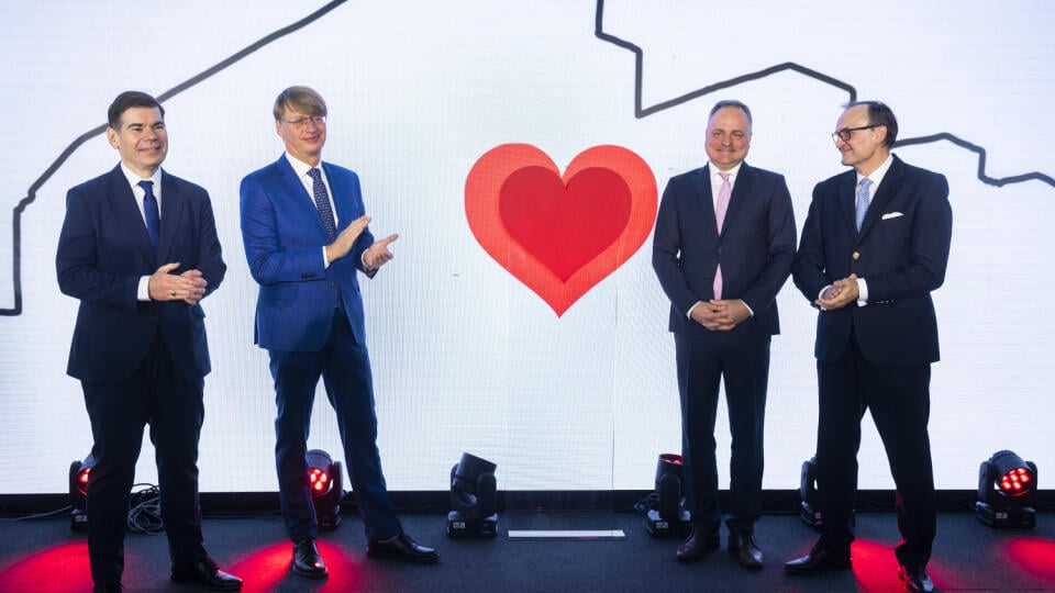 Na snímke sprava generálny riaditeľ novej bratislavskej Nemocnice Bory Ľuboš Lopatka a predseda Bratislavského samosprávneho kraja (BSK) Juraj Droba počas otvorenia novej Nemocnice Bory v Bratislave vo štvrtok 30. marca 2023. Prvé pracoviská uvedie do prevádzky v pondelok (3. 4.). Pôjde o špecializované nemocničné ambulancie, rádiologické oddelenie a pracovisko radiačnej onkológie. Plnohodnotne by mala nemocnica fungovať na jeseň tohto roka. Pred spustením do prevádzky ponúka nemocnica verejno