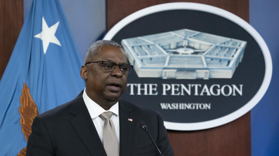 JB 52 Washington - Americký minister obrany USA Lloyd Austin hovorí s novinármi po virtuálnom stretnutí obrannej kontaktnej skupiny na pomoc Ukrajine v americkom Pentagone vo Washingtone 23. mája 2022. Približne 20 krajín ponúklo Ukrajine v pondelok na stretnutí spojencov nové balíky bezpečnostnej pomoci v boji proti okupačným ruským silám. Oznámil to americký minister obrany USA Lloyd Austin. FOTO TASR/AP
Secretary of Defense Lloyd Austin speaks with reporters after a virtual meeting of the Uk