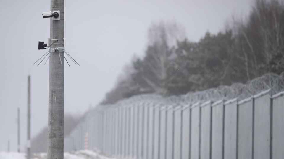 WA 13 Nomiki - Na snímke elektronický monitorovací systém, ktorý zabezpečuje hraničný plot v obci Nomiki na poľsko-bieloruských hraniciach v piarok 18. novembra 2022. Poľský minister vnútra a šéf pohraničnej stráže v piatok slávnostne ukončili prvú časť elektronického monitorovania hraničného plotu s Bieloruskom, ktorý bol postavený tento rok. Poliaci tak reagovali na prílev tisícov migrantov, ktorých minský režim vlani nasmeroval cez svoje územie do Európskej únie. FOTO TASR/AP
Electronic mo