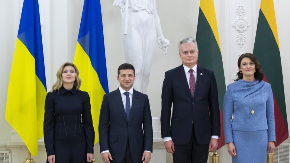 WA 18 Vilnius - Litovský prezident Gitanas Nauseda (druhý vpravo), jeho manželka Diana (vpravo),  ukrajinský prezident Volodymyr Zelenskyj (druhý zľava) a prvá dáma Ukrajiny Olena pózujú počas stretnutia vo Vilniuse 27. novembra 2019. FOTO TASR/AP 

Lithuania's President Gitanas Nauseda, second right, and his wife Diana Nausediene, right, Ukraine's President Volodymyr Zelenskiy, second left, and his wife Olena Zelenska, left, pose for photographers prior to their meeting at the Presidential pala