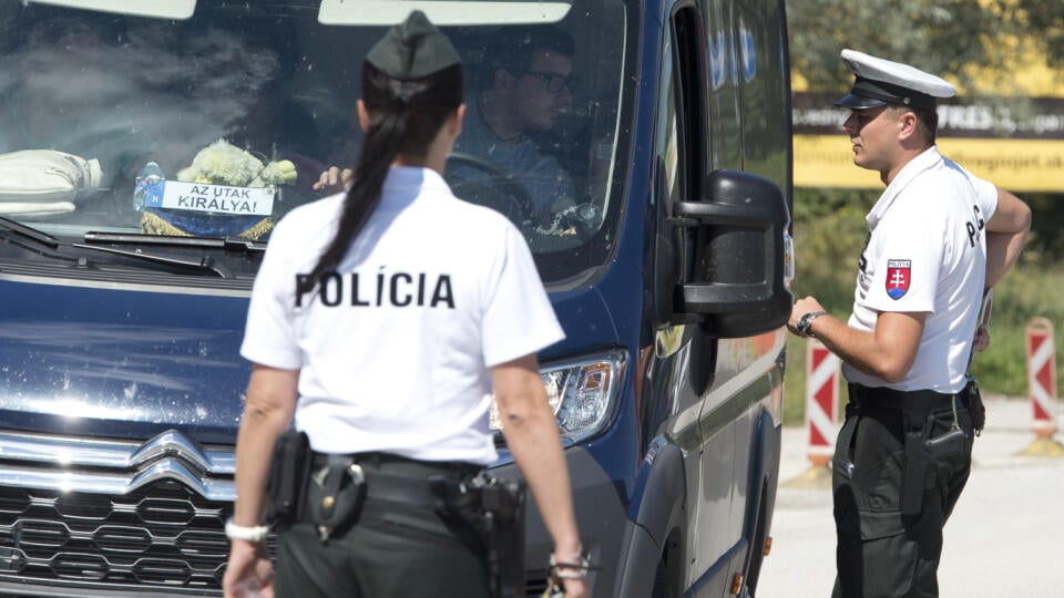 Pri cestnej kontrole už môžu od vás pýtať zelenú kartu aj na Slovensku. Noste ju v aute vždy pri sebe.