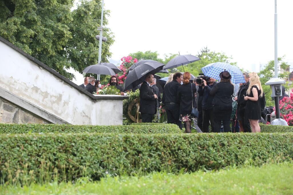 Ľudia sa zbiehajú na poslednú rozlúčku s Libuškou Šafránkovou (†68). Medzi prvými dorazil Pavel Trávníček s manželkou (vľavo).