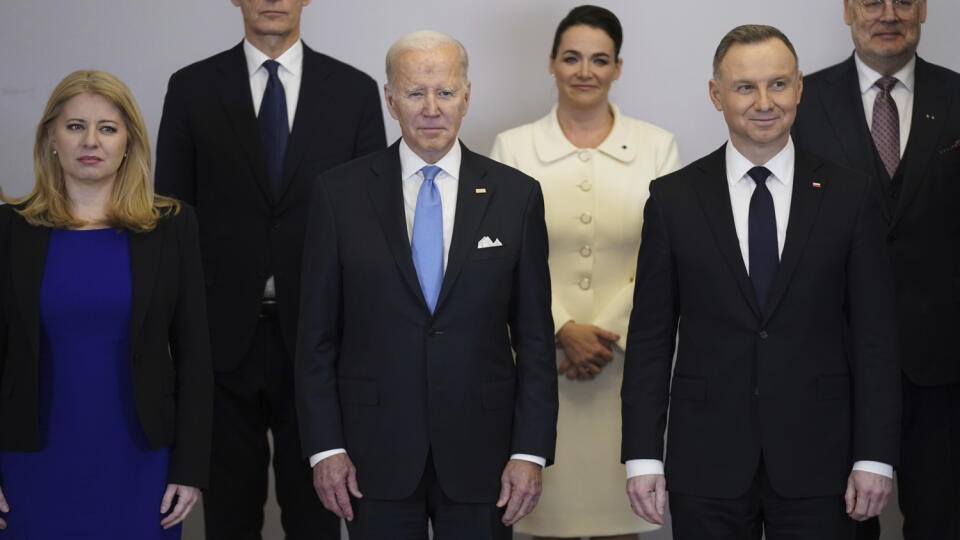 KK26 Varšava - Na snímke americký prezident Joe Biden pózuje s lídrami krajín tzv. Bukureštskej deviatky (B9), zľava slovenská prezidentka Zuzana Čaputová, generálny tajomník NATO Jens Stoltenberg, maďarská prezidentka Katalin Nováková, poľský prezident Andrzej Duda a estónsky prezident Alar Karis,  22. februára 2023 vo Varšave. Americký prezident Joe Biden a poľský prezident Andrzej Duda budú rokovať s lídrami krajín tzv. Bukureštskej deviatky (B9) pri príležitosti prvého výročia ruskej vojensk