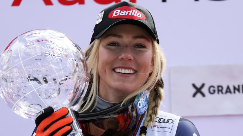 KK68 Soldeu - Na snímke americká lyžiarka Mikaela Shiffrinová drží veľký glóbus za celkové prvenstvo vo Svetovom pohári 19. marca 2023 v andorrskom Soldeu. FOTO TASR/AP
United States' Mikaela Shiffrin holds the alpine ski, women's World Cup overall leader trophy, in Soldeu, Andorra, Sunday, March 19, 2023. (AP Photo/Alessandro Trovati)