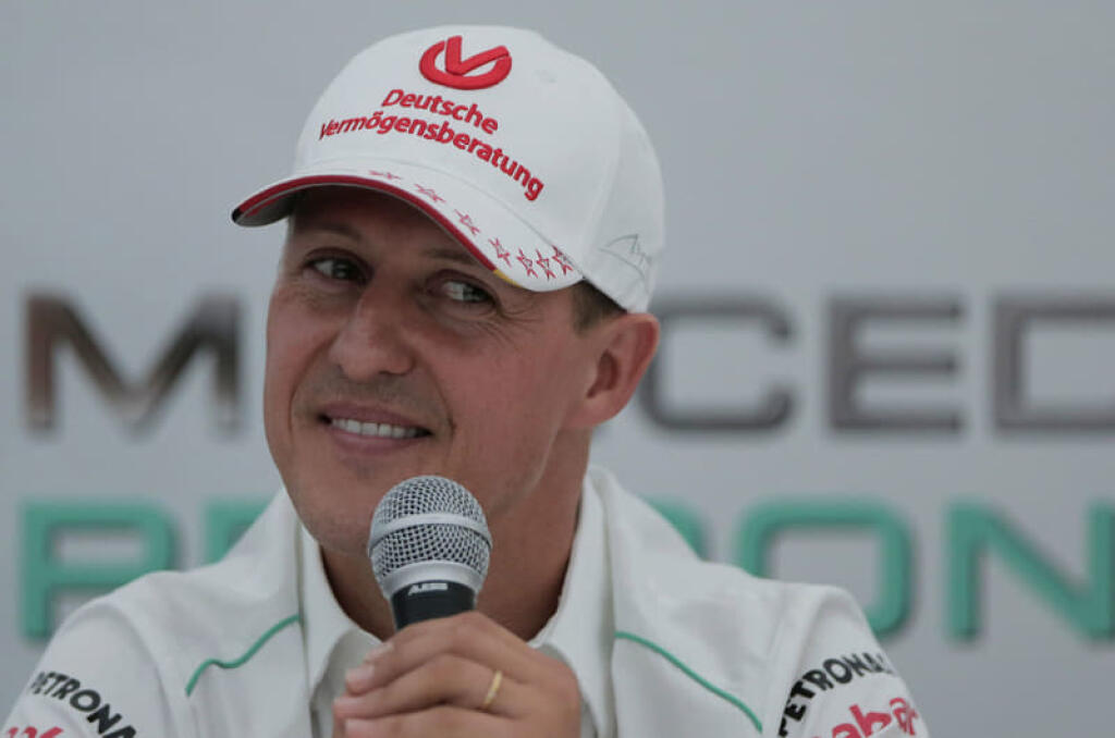 EBE 29 Grenoble - Sedemnásobný majster sveta v pretekoch F1 Michael Schumacher, ktorý utrpel vlani v decembri ťažké zranenia hlavy pri nehode počas lyžovačky, už nie je v kóme. Bývalého nemeckého jazdca v pondelok 16. júna 2014 prepustili z nemocnice vo francúzskom Grenobli, kde sa liečil. Na archívnej snímke zo 4. októbra 2014 je Michael Schumacher počas tlačovej konferencie v japonskej Suzuke. FOTO TASR/AP
File - In this Thursday, Oct. 4, 2012 file photo, Michael Schumacher announces his retir