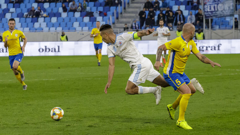 Futbalisti majstrovského Slovana Bratislava zvíťazili v sobotňajšom zápase 12. kola Fortuna ligy 2019/2020 na Tehelnom poli nad nováčikom FK Pohronie Žiar nad Hronom Dolná Ždaňa 2:1 a potvrdili post lídra tabuľky.